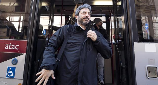 Roberto Fico, il presidente della Camera che prende i mezzi pubblici per andare al lavoro