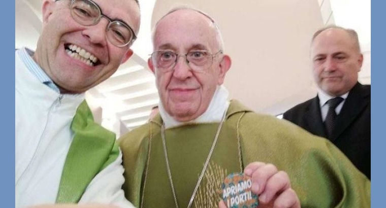 “Apriamo i porti”: Papa Franscesco si fa fotografare con la spilla anti-razzista… Un chiarissimo messaggio contro la crudele, disumana, barbara politica di Salvini!