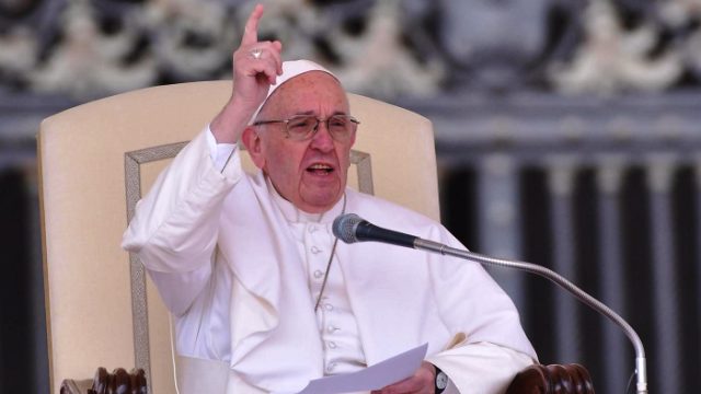 Papa Francesco senza peli sulla lingua: “Gesù ci chiede di amare gli ultimi” …e spiega chi sono i migranti ai FALSI CRISTIANI…!